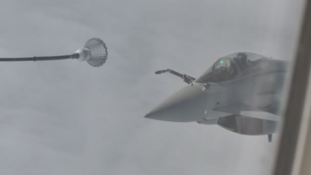 军用飞机空对空加油 — 图库视频影像