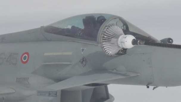 军用喷气式飞机在飞行燃料篮中将空气与空气连在一起的关闭 — 图库视频影像