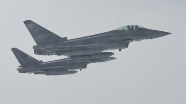 Katonai harcos elleni Jet Aircrafts Alakzat Eurofighter Air to Air repülés közben — Stock videók