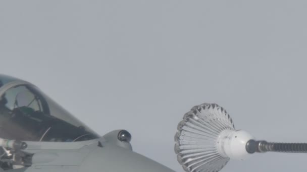 Крупный план военных реактивных самолетов пытаются подключить воздух к воздуху в полете дозаправки корзины — стоковое видео