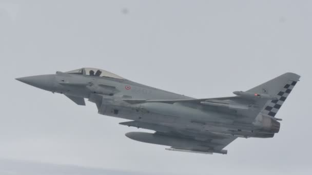 Wojskowy myśliwiec Eurofighter Combat Jet Aircraft Air to Air w tankowaniu paliwa lotniczego — Wideo stockowe