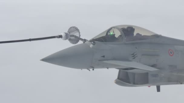 Eurofighter Military Fighter Combat Jet Aircraft Air to Air en vuelo de reabastecimiento de combustible — Vídeos de Stock