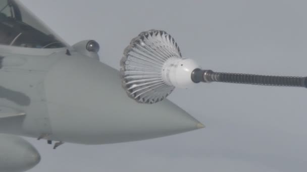 Closeup ของเครื่องบินเจ็ททหารพยายามที่จะเชื่อมต่ออากาศในตะกร้าเชื้อเพลิงการบิน — วีดีโอสต็อก