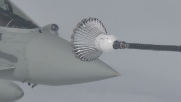 Closeup van Militaire Jet Vliegtuigen proberen te haken Air to Air in Flight Refuel Basket — Stockvideo