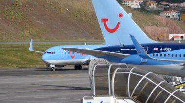 Funchal Havaalanı 4K 'da TUIfly Nordic Taxi' den Boeing 737 SE-DZV 'ye yakınlaş