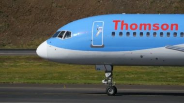 Thomson Havayolları Boeing 757, Madeira Havaalanı 'nda taksicilik yapıyor. Uçak Spotting 4K