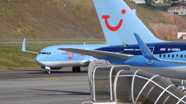 Vuelta de avión y estacionamiento en la estación aérea. Boeing 737 TUIfly Nordic en Madeira 4K — Vídeos de Stock