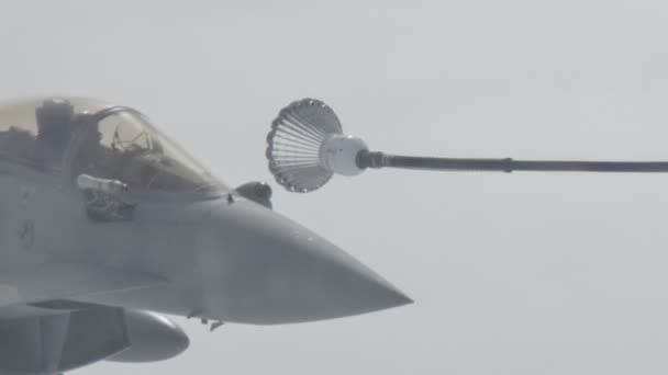 Eurofighter Στρατιωτικά μαχητικά μαχητικά αεροσκάφη Air to Air στον ανεφοδιασμό πτήσης — Αρχείο Βίντεο