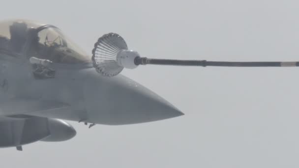 Eurofighter Military Fighter Combat Jet Aircraft Air to Air v letecké tankování — Stock video