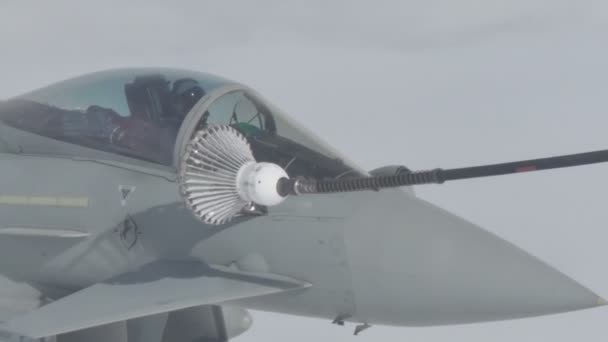 Askeri Jet uçağının yakın çekimi Air to Air to Flight Refuel Basket 'e takıldı — Stok video