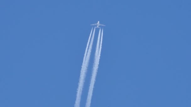 Kontraste eines viermotorigen Düsenflugzeugs — Stockvideo