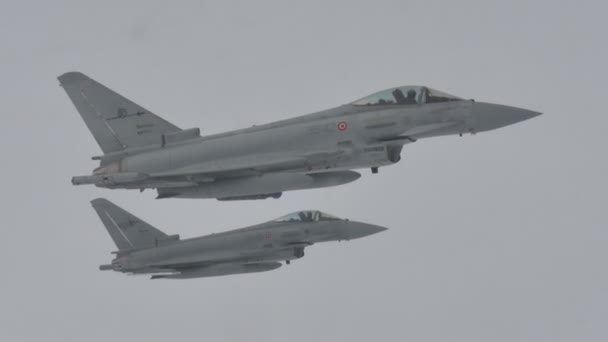 Wojskowe myśliwce bojowe Formacja samolotów bojowych Eurofighter Air w locie — Wideo stockowe