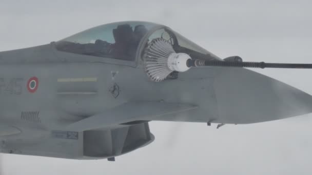 Closeup da aeronave jato militar enganchado o ar para o ar em voo Refuel Basket — Vídeo de Stock