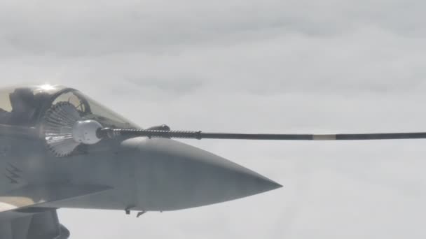 Eurofighter Typhoon Air to Air Tankování — Stock video