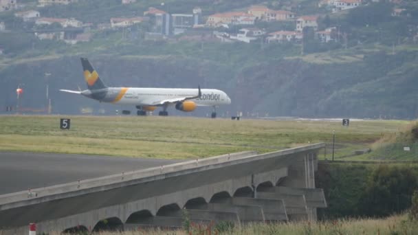 Passagerare Jet Taxi Tillbaka till start. Boeing B-757 D-ABOJ 4K på Madeira Funchal — Stockvideo