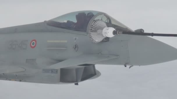 军用喷气式飞机在飞行燃料篮中将空气与空气连在一起的关闭 — 图库视频影像