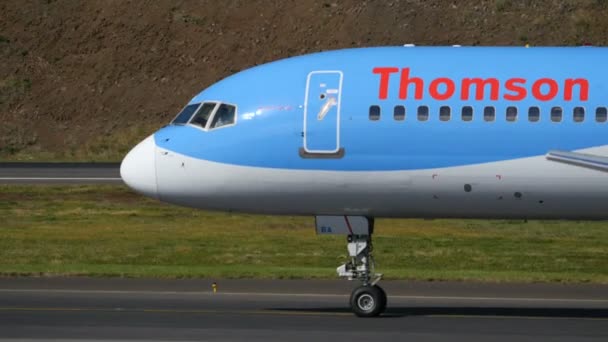 Авиалайнер Boeing 757 авиакомпании Thomson Airways Taxing Madison Airport. Плоский спутник 4K — стоковое видео
