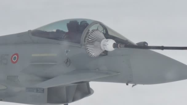 Askeri Jet uçağının yakın çekimi Air to Air to Flight Refuel Basket 'e takıldı — Stok video