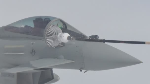 Closeup ของเครื่องบินเจ็ททหารติดอากาศในตะกร้าเชื้อเพลิงการบิน — วีดีโอสต็อก