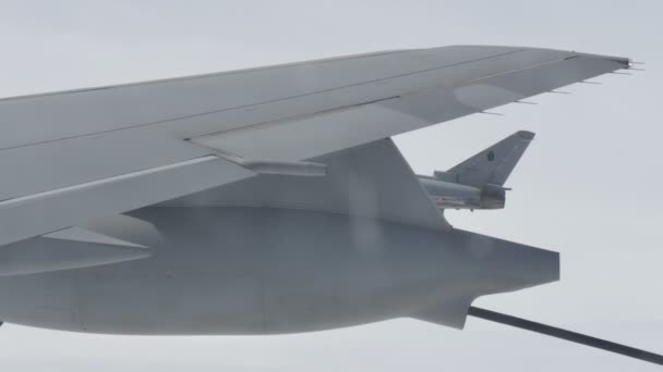 Μαχητικό αεροσκάφος που πετούν σε σχηματισμό με Mid Air ανεφοδιασμού δεξαμενόπλοιο — Αρχείο Βίντεο