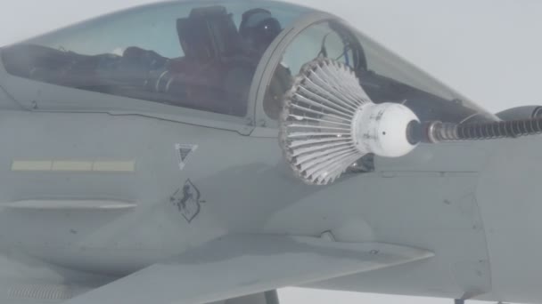 Askeri Jet uçağının yakın çekimi Air to Air to Flight Refuel Basket 'e takıldı — Stok video