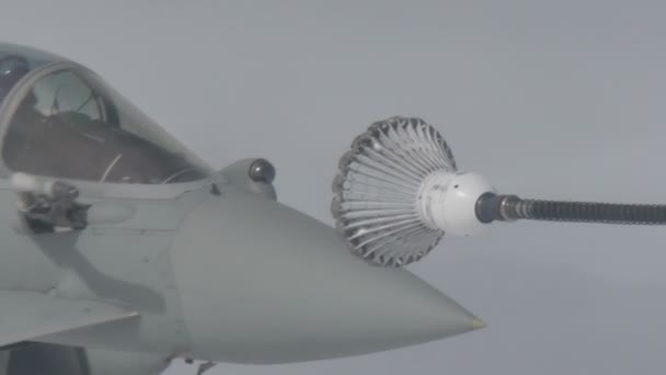 Katonai sugárhajtású légi járművek közelsége próbálja meg a levegőt a levegőbe akasztani a repülőgép üzemanyag-kosarában — Stock videók