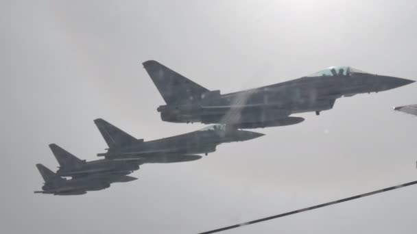 Militaire gevechtsvliegtuigen Vorming Eurofighter Air naar lucht in vlucht — Stockvideo