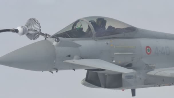 Eurofighter Typhoon levegő-levegő feltöltés — Stock videók