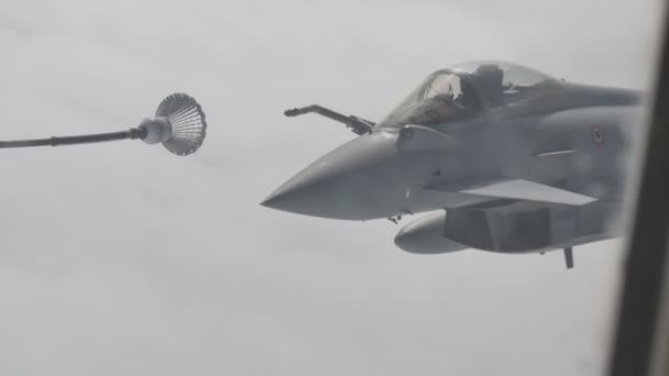 Eurofighter - дозаправка с воздуха — стоковое видео