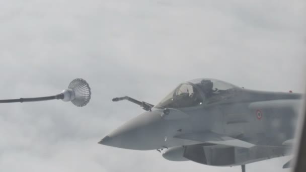 Eurofighter Typhoon bij het bijtanken van vliegtuigen — Stockvideo