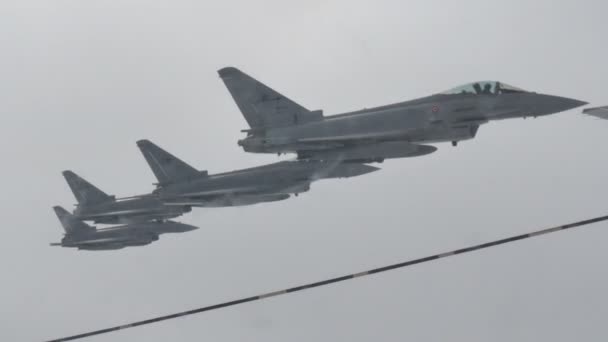 กองทัพเครื่องบินรบเครื่องบินเจ็ทการก่อตัว Eurofighter อากาศไปสู่อากาศในเที่ยวบิน — วีดีโอสต็อก