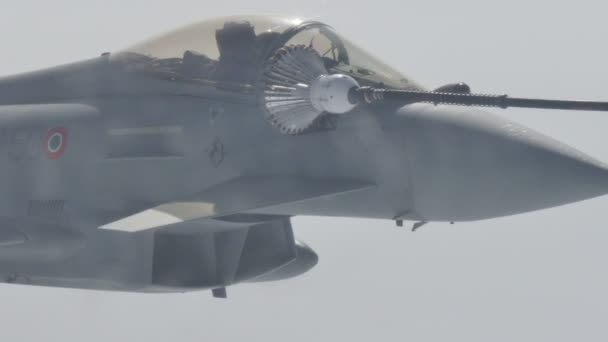 作战喷气式军用飞机编队欧洲战斗机空对空飞行 — 图库视频影像