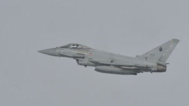 Savaş uçakları havalandı.