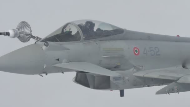 Eurofighter tifón en vuelo reabastecimiento de combustible — Vídeos de Stock