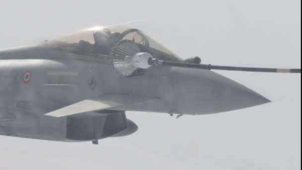 Combate a caças Jato Aeronaves Militares Eurofighter Air to Air in Flight Refuel — Vídeo de Stock
