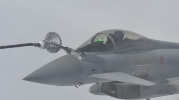 Aviões de combate em reabastecimento de voo — Vídeo de Stock