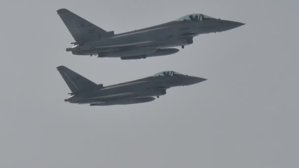 Wojskowe myśliwce bojowe Formacja samolotów bojowych Eurofighter Air w locie — Wideo stockowe