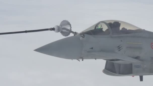 Eurofighter Military Fighter Combat Jet Aircraft Air to Air en vuelo de reabastecimiento de combustible — Vídeo de stock