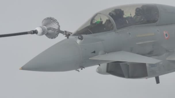 Eurofighter Typhoon Mid Air Refueling — Stockvideo