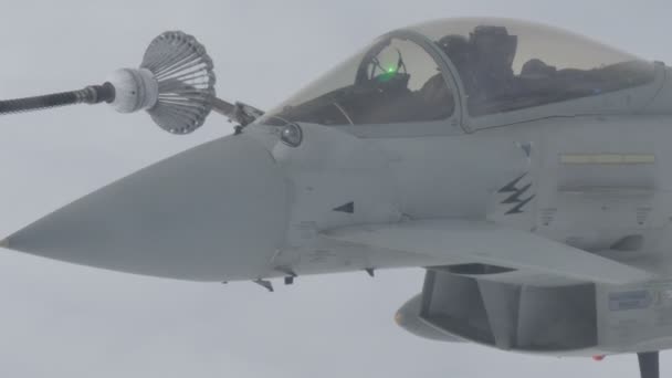 Eurofighters militära stridsflygplan Jet Aircraft Air to Air in Flight Refueling — Stockvideo