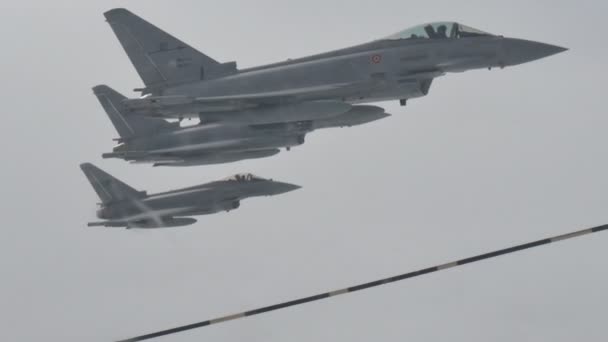 Militaire gevechtsvliegtuigen Vorming Eurofighter Air naar lucht in vlucht — Stockvideo