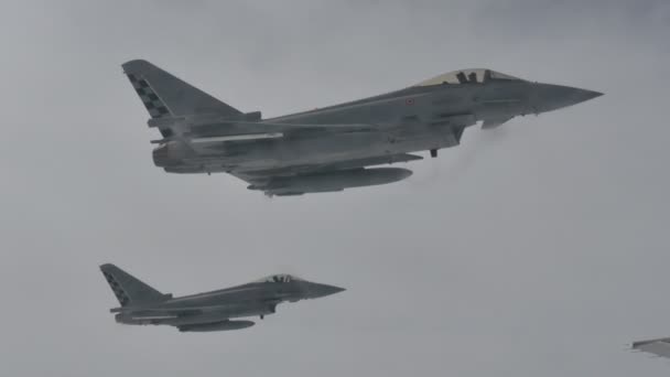 Avions militaires volant en formation après le ravitaillement en vol — Video