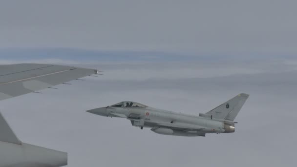 Eurofighter Typhoon Volando en formación con el tanque de reabastecimiento de combustible de aire a aire — Vídeo de stock