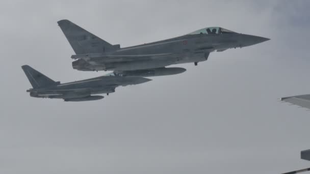 Militära stridsflygplan Jet flygplan Bildning Eurofighter Air till luft i luften — Stockvideo