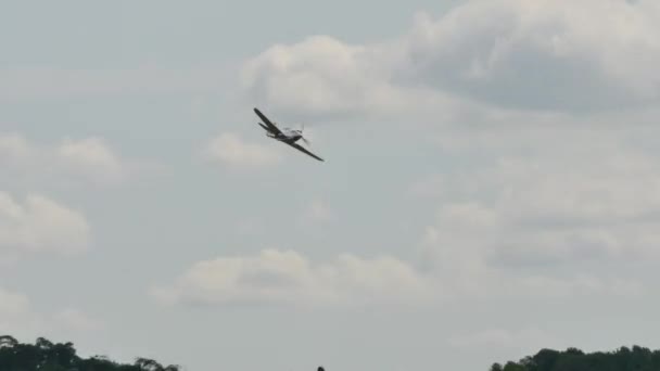 Curtiss P-40 Warhawk, gevechts- en grondaanvalsvliegtuigen van de Verenigde Staten tijdens de vlucht — Stockvideo