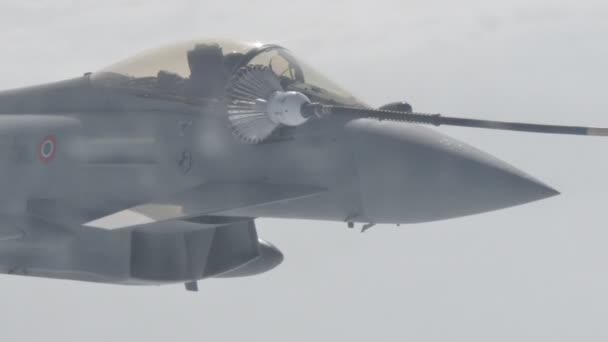 Katonai harcos elleni Jet Aircrafts Alakzat Eurofighter Air to Air repülés közben — Stock videók
