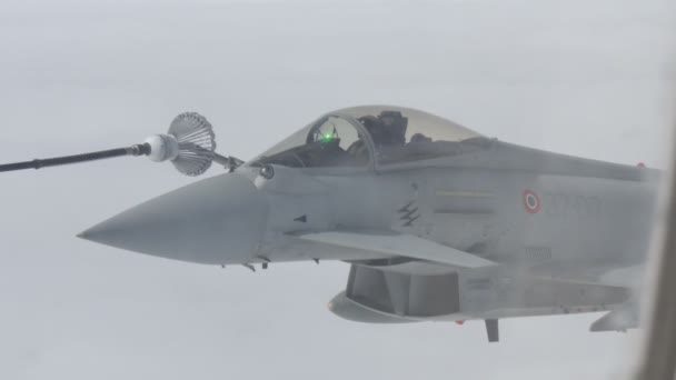 Eurofighters militära stridsflygplan Jet Aircraft Air to Air in Flight Refueling — Stockvideo