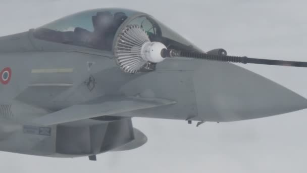 Gros plan d'un avion à réaction militaire accroché à l'air en vol Panier de ravitaillement — Video