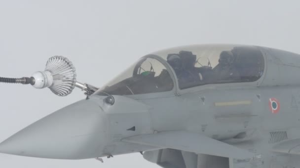 飞行中的军用飞机加油 — 图库视频影像