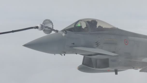 Wojskowy myśliwiec Eurofighter Combat Jet Aircraft Air to Air w tankowaniu paliwa lotniczego — Wideo stockowe